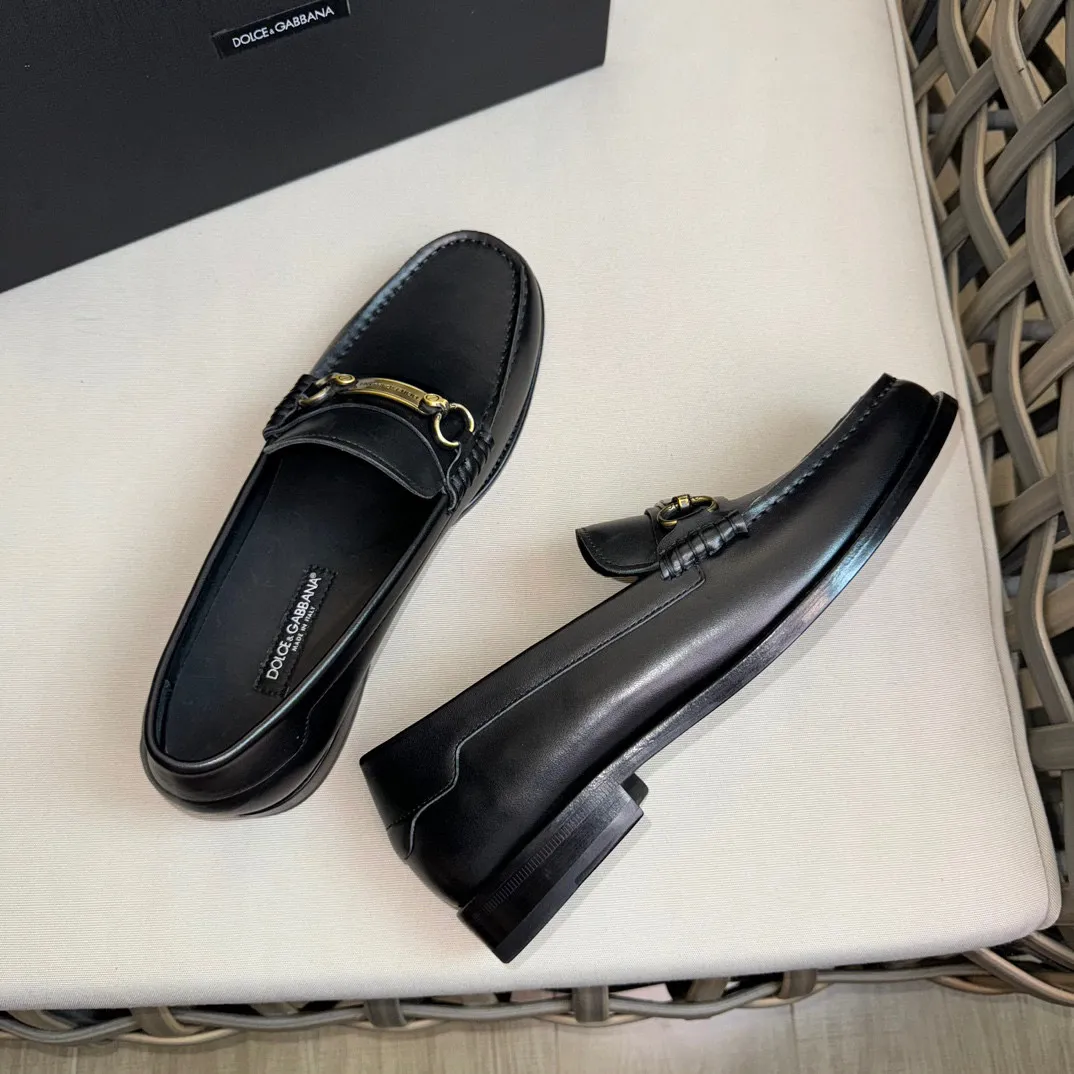 💰¥960 D&G cowhide moccasin loafers for men｜Embellished with DG hardware nameplate｜Made of imported calfskin｜Retro and shiny texture complement each other｜Release charming tones to outline a confident posture｜Imported calfskin + cowhide lining + Italian leather outsole Size: 39-44 (38.45 custom-made)